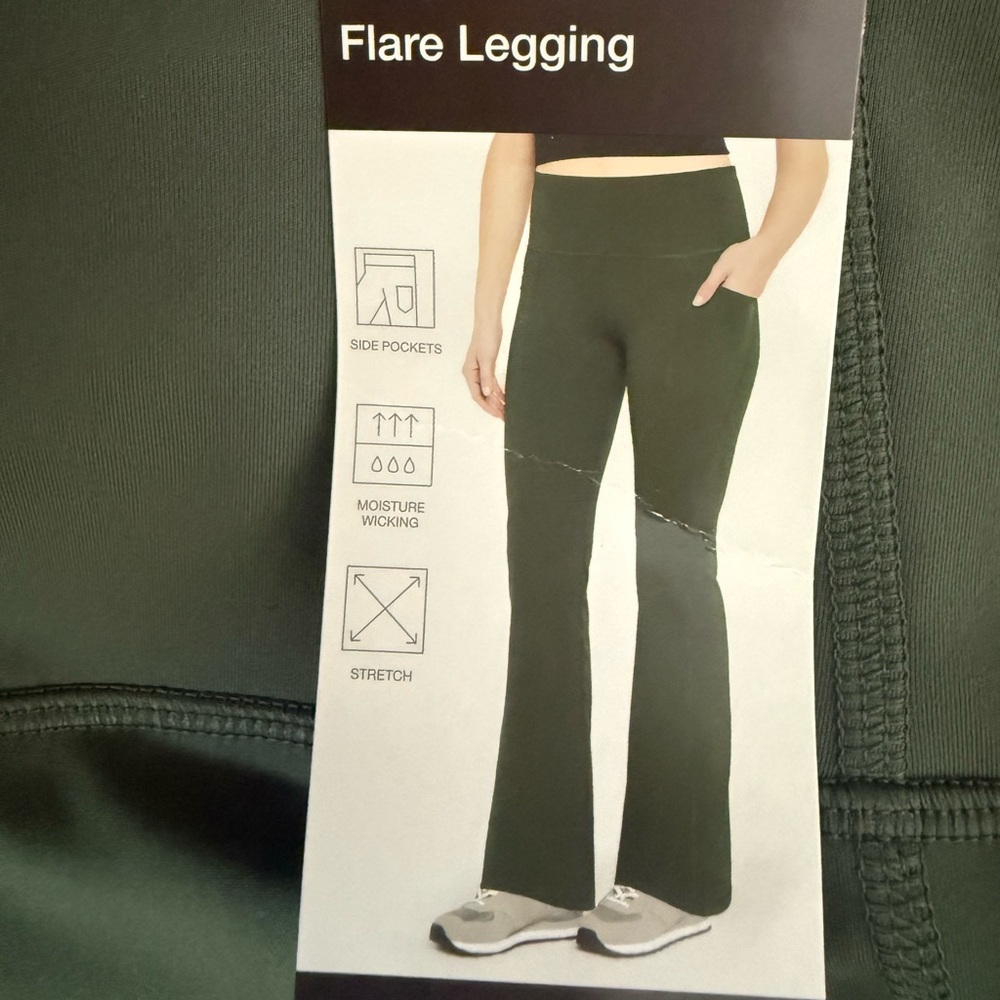 ⭐️ Firm Price ⭐️ NWT Flare Legging in Green Medium